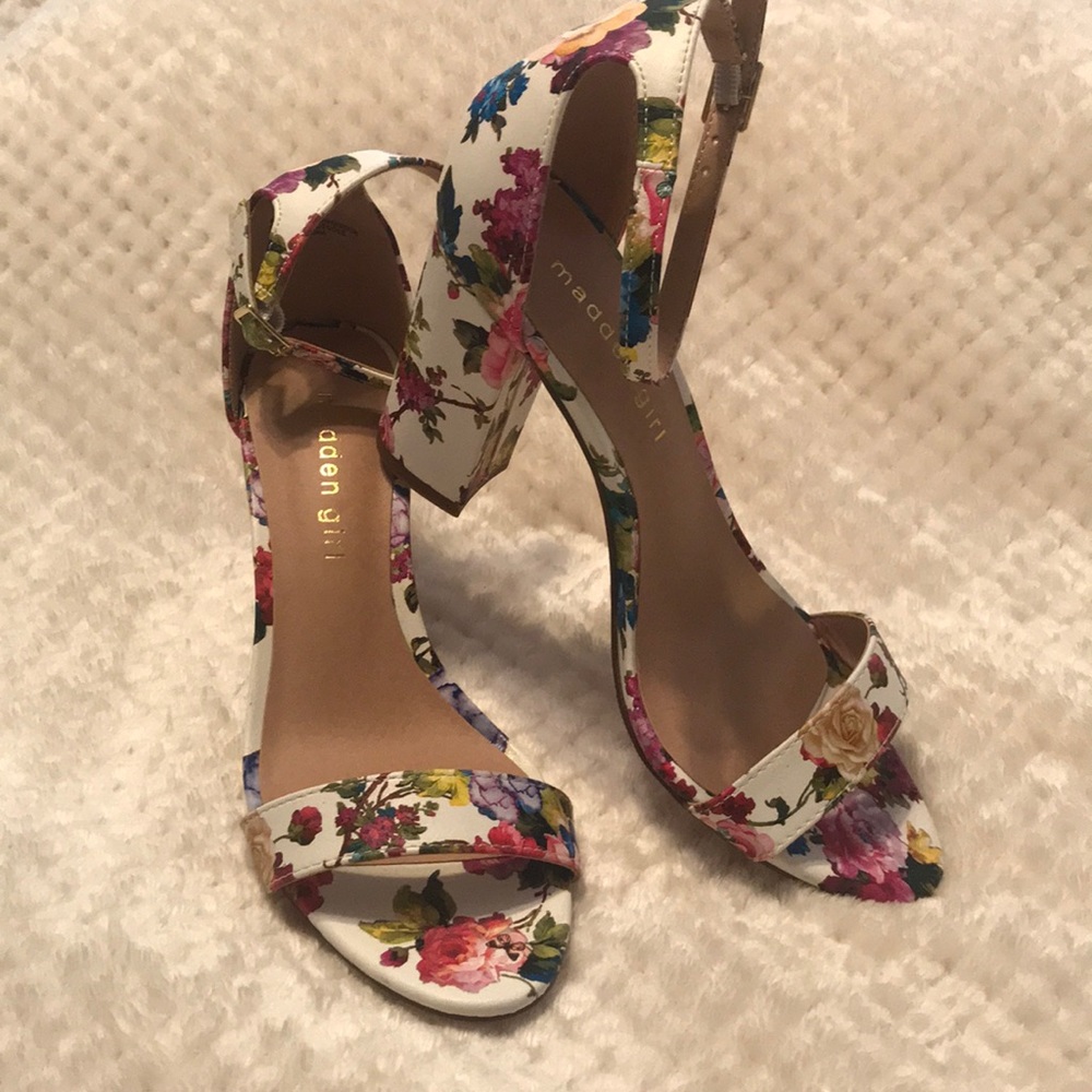 New w/tag pop floral print block heel